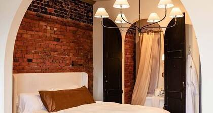 Brick Archway King Suite | Downtown Snohomish