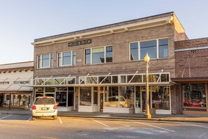 Exterior - Brick Archway King Suite | Downtown Snohomish (Snohomish)