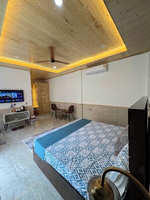 Desk, laptop workspace, WiFi (free) - Paradise Valley The Bubbling Brooks (Kasauli)