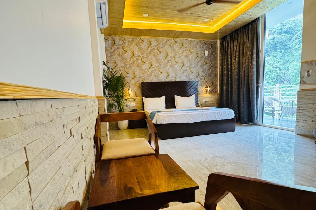  Luxury Room with Pvt Jacuzzi | Desk, laptop workspace, WiFi (free)