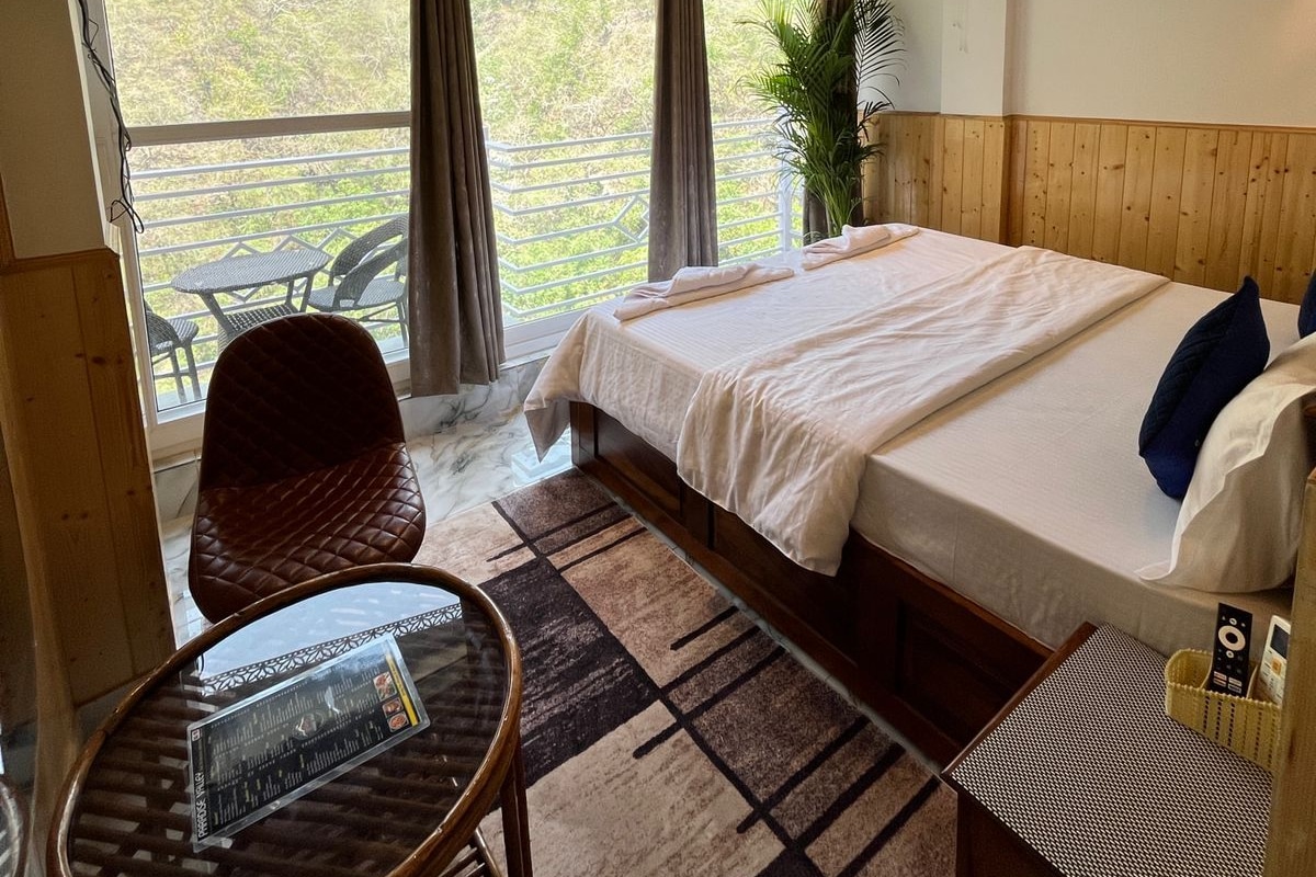  Studio Apartment with Pvt Jacuzzi | Desk, laptop workspace, WiFi (free)