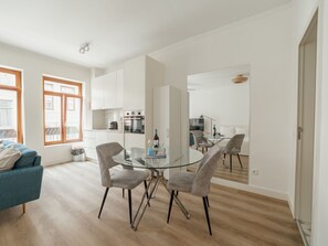 Ein modernes Apartment mit Essbereich, Küche und Wohnraum.