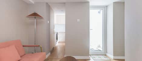 Un interior moderno con un sofá, una lámpara de pie y una mesa de madera.