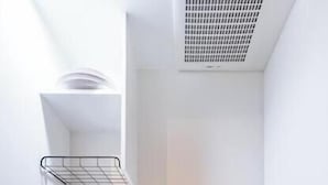 Una cocina con un lavabo, encimera y armarios de madera.