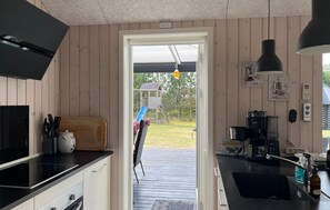 Wasserkocher mit Kaffee-/Teezubehör, Kühlschrank, Ofen, Herdplatte