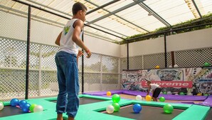 An indoor trampoline park with multiple trampolines and colorful balls. - Villa Oasis del Mar 4 (Sosúa)