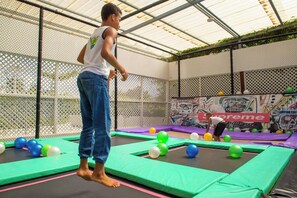 An indoor trampoline park with multiple trampolines and colorful balls. - Villa Oasis del Mar 4 (Sosúa)