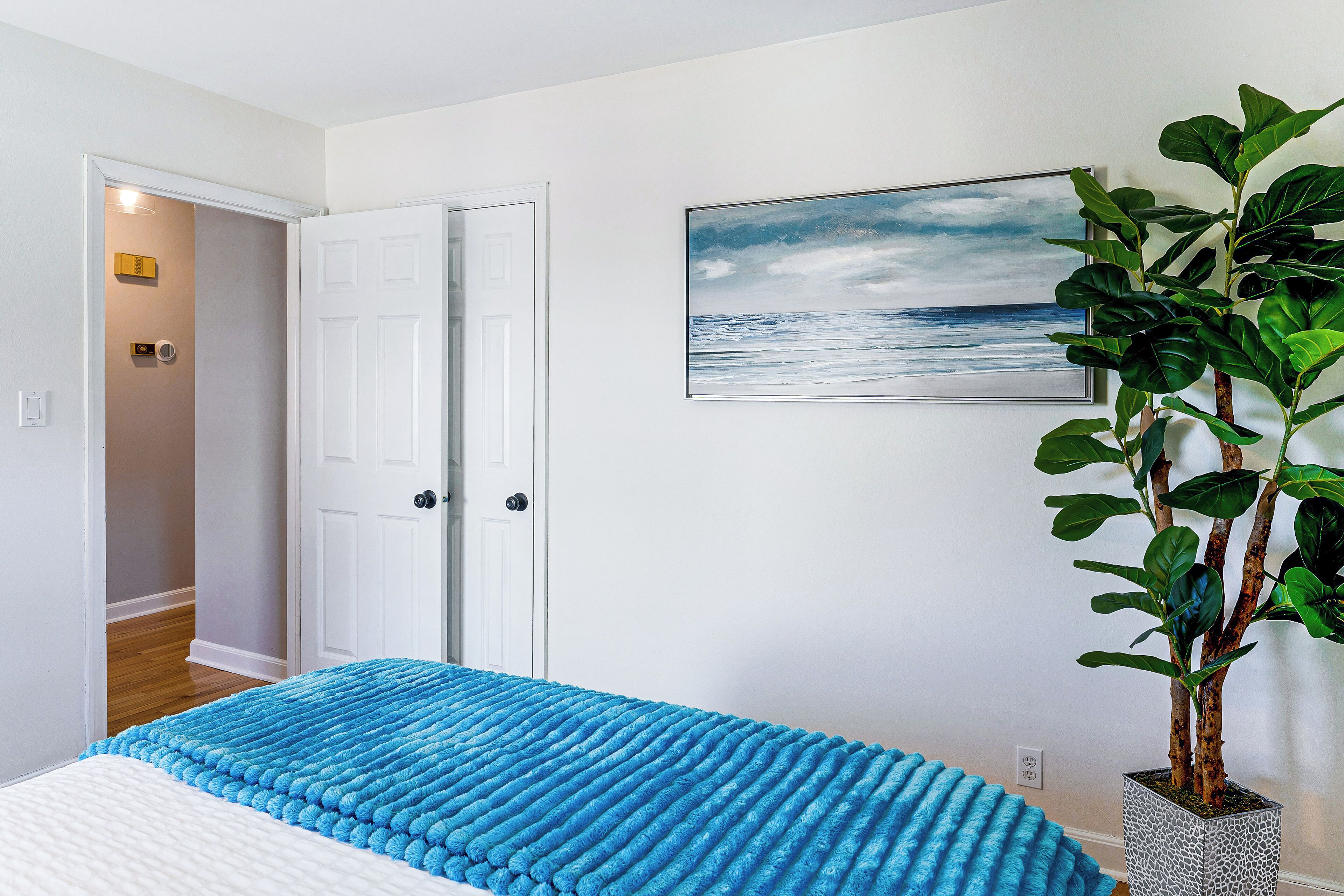 3 bedrooms, desk, iron/ironing board, travel cot