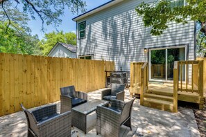 Eine Terrasse mit Korbmöbeln und einer Holzterrasse.