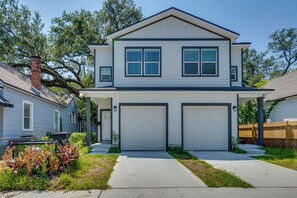 A two-story house with a garage, a covered porch, and a well-maintained front yard. - 3 Mi to Dtwn & EverBank Stadium! Family Townhome (Jacksonville)