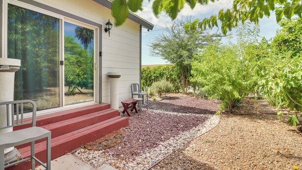 A house with a patio, a red bench, and a table. - Soaking Tub, Fire Pit! Hemet Studio Suite (Hemet)