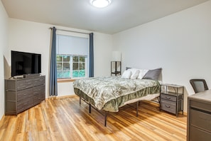 Desk, Internet, bed sheets - Wooded Retreat 2 Mi to Kitsap Memorial State Park! (Poulsbo)