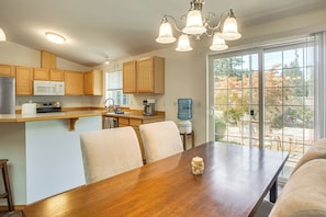 Dining - Wooded Retreat 2 Mi to Kitsap Memorial State Park! (Poulsbo)
