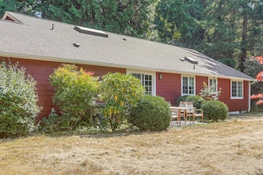 Outdoor dining - Wooded Retreat 2 Mi to Kitsap Memorial State Park! (Poulsbo)