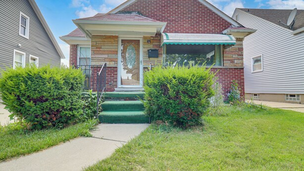 A residential house with a brick facade, a front porch, and a satellite dish. - 8 Mi to Dtwn Detroit! Apt w/ Shared Yard (Dearborn)