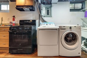 Eine kleine Küche mit Herd, Backofen und Waschmaschine.