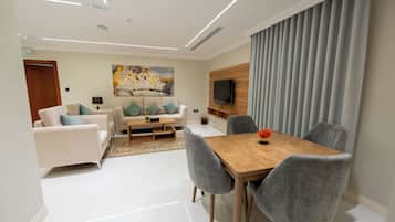 Una sala de estar moderna con sofá, mesa de centro y mesa de comedor.