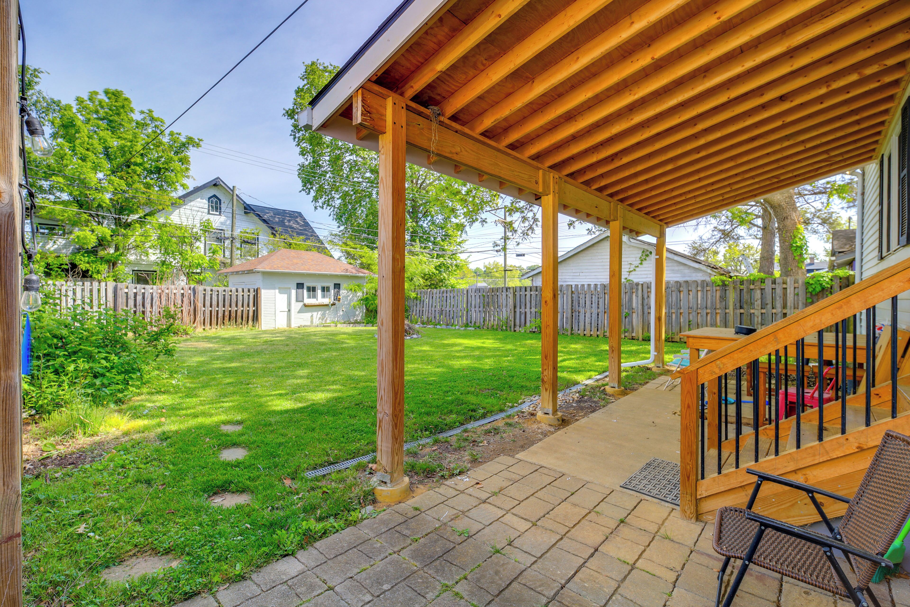 Un patio abrité avec une terrasse en bois, une petite table et une chaise.