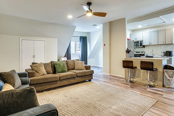 Living area - 3 Kitchens: Spacious & Convenient Newark Home! (Newark)