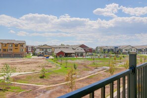 A residential area with multiple houses, a dirt lot, and a fenced swimming pool area. - Extended Stay In Fort Collins! Townhome w/ Gym (Fort Collins)