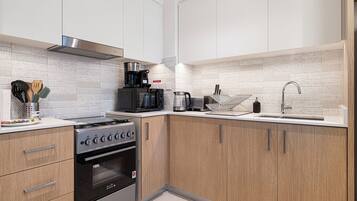 Appartement Deluxe, balcon, vue mer | Cuisine privée | Grand réfrigérateur, micro-ondes, four