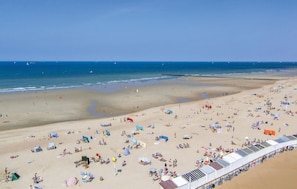A wide beach with numerous sunbathers and beachgoers. - 2 bedroom lovely apartment in Oostende (Oostende)