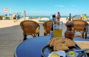 Outdoor dining - 2 bedroom lovely apartment in Oostende (Oostende)