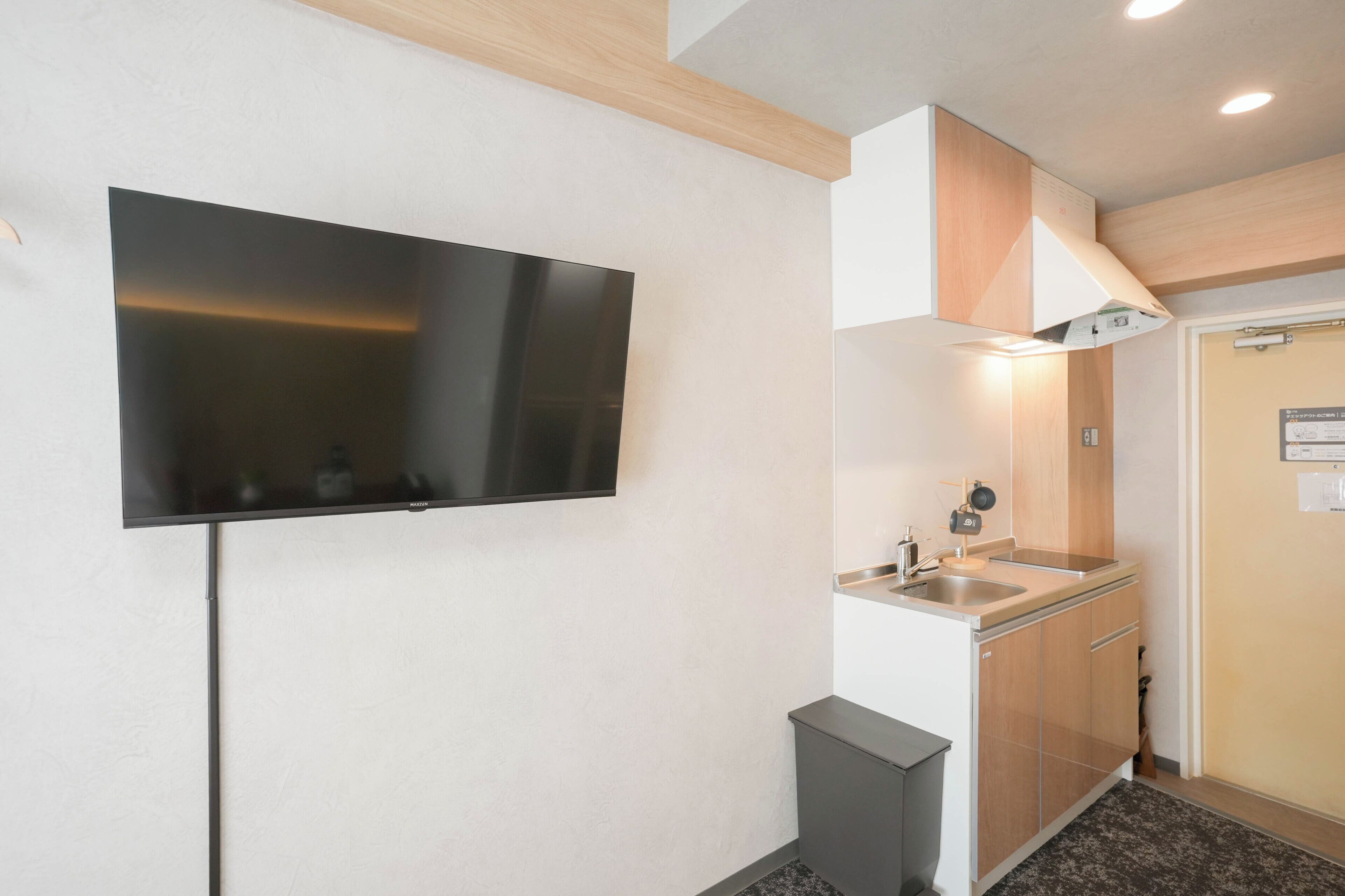 Una cocina moderna con televisor integrado, un fregadero y armarios.