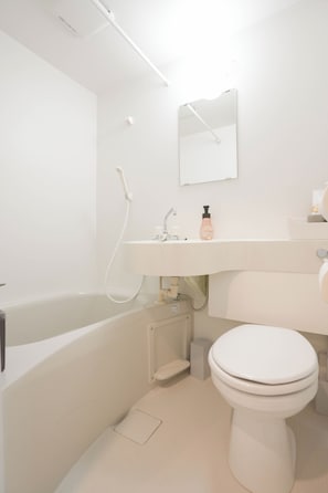 Ein modernes Badezimmer mit einer Badewanne, Toilette und Waschbecken.