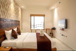 Standard Room | Desk - Inventree Hotel The Monarch Bagalur  (Bengaluru)