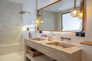 Bathroom - Luxury 4BR villa w Rooftop Pool & Ocean View (Kabupaten Badung)