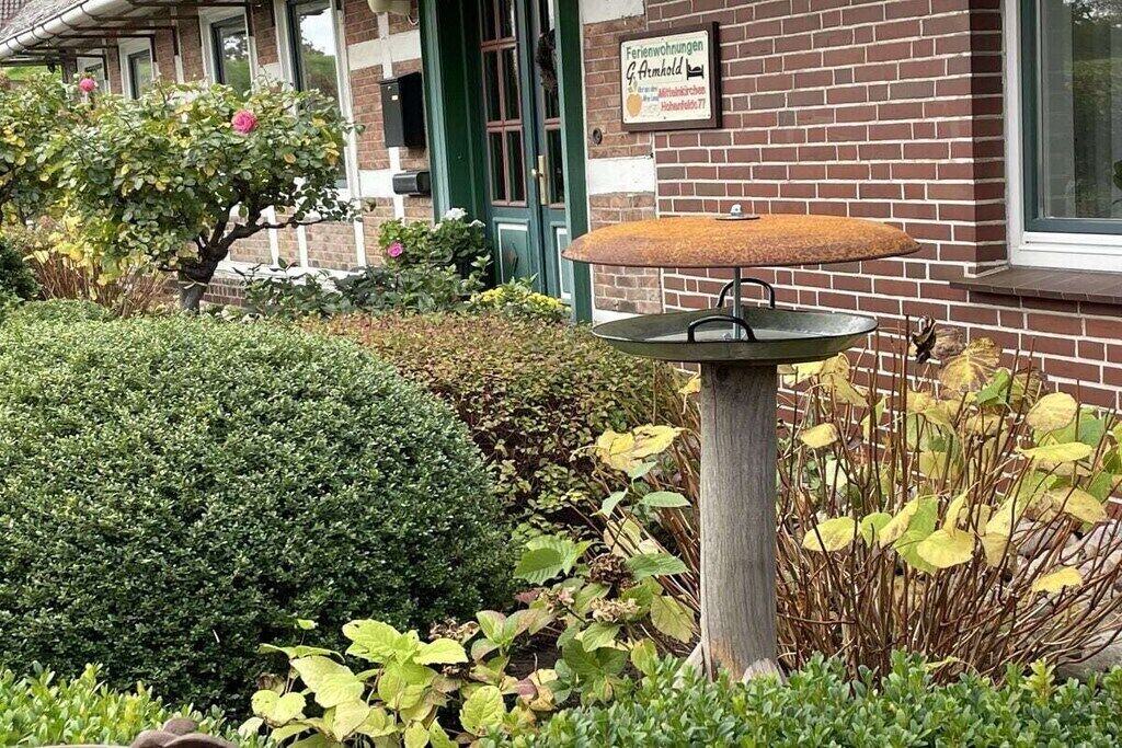 Un edificio de ladrillo con un letrero que indica que es una casa de huéspedes.