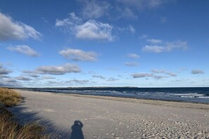 Ein Strand mit blauem Himmel und Wellen.