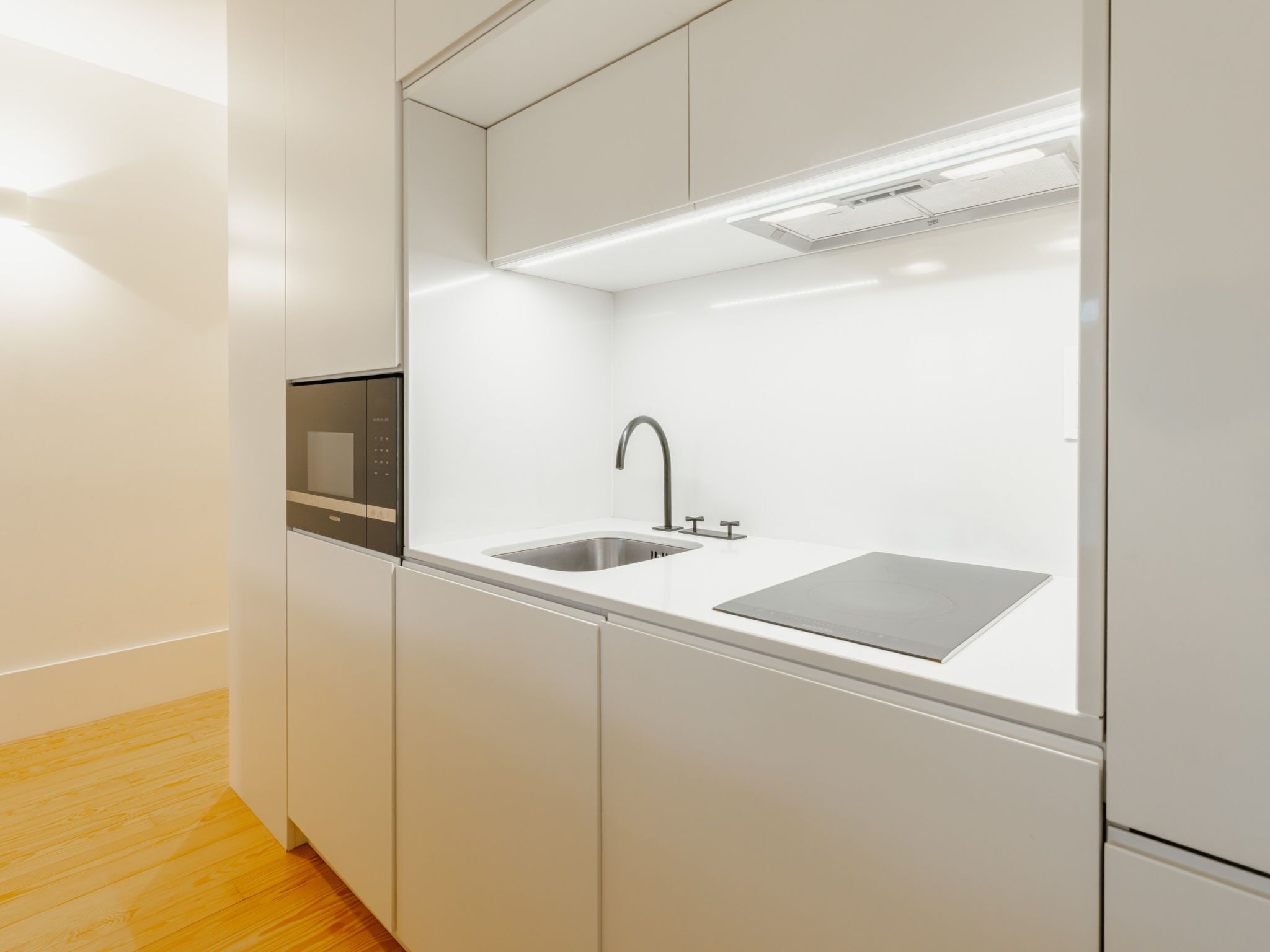 Kühlschrank, Mikrowelle, Kochgeschirr/Geschirr/Besteck