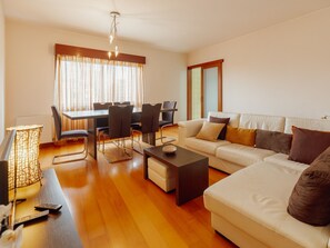Ein modernes Wohnzimmer mit einer Couch, einem Couchtisch und einem Essbereich.