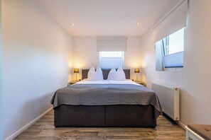Tabla de planchar con plancha, wifi y ropa de cama