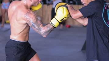 Twee personen trainen in een vechtsport.