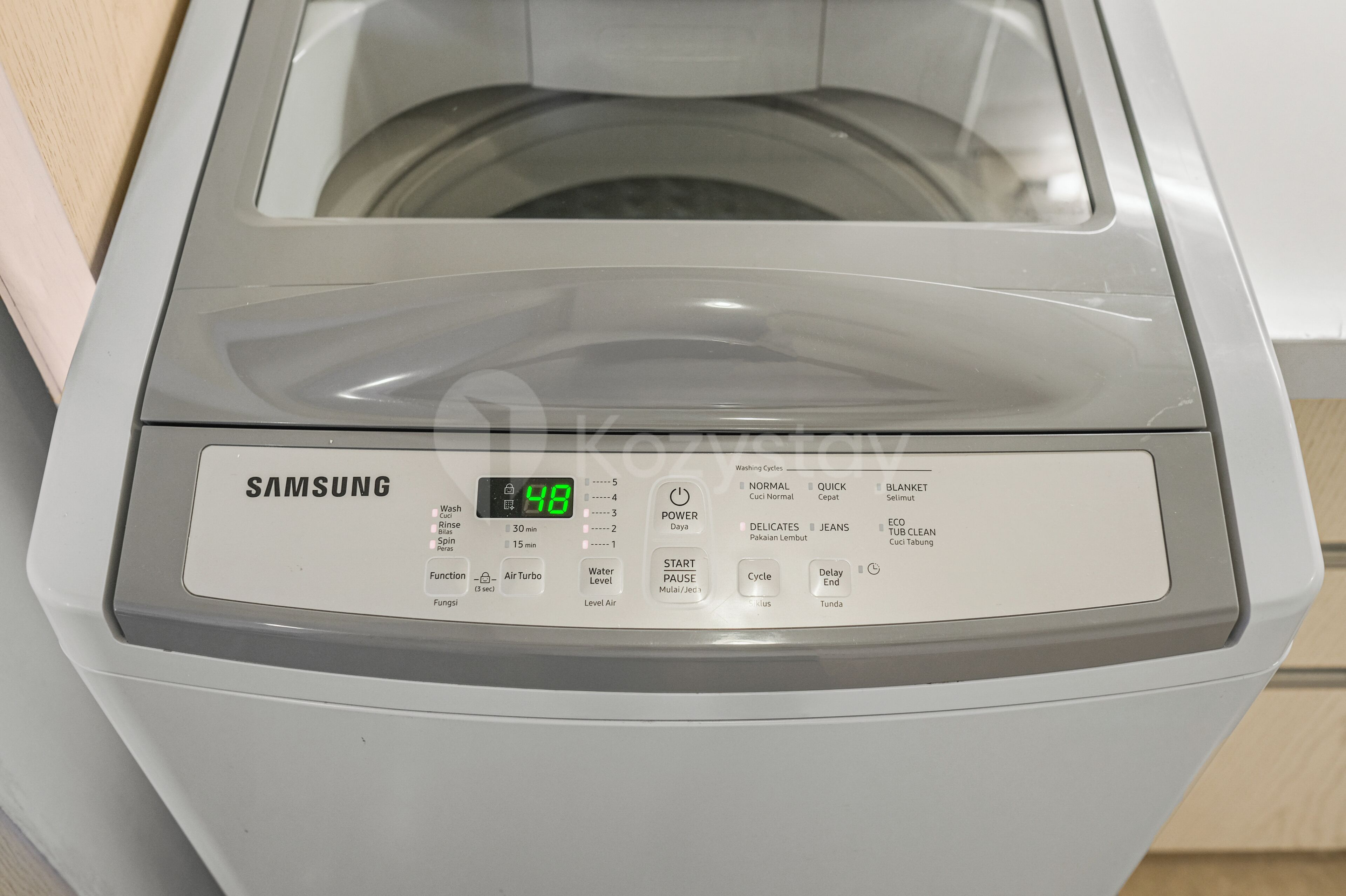 Una lavadora Samsung con pantalla digital, panel de control y diversas opciones de lavado.