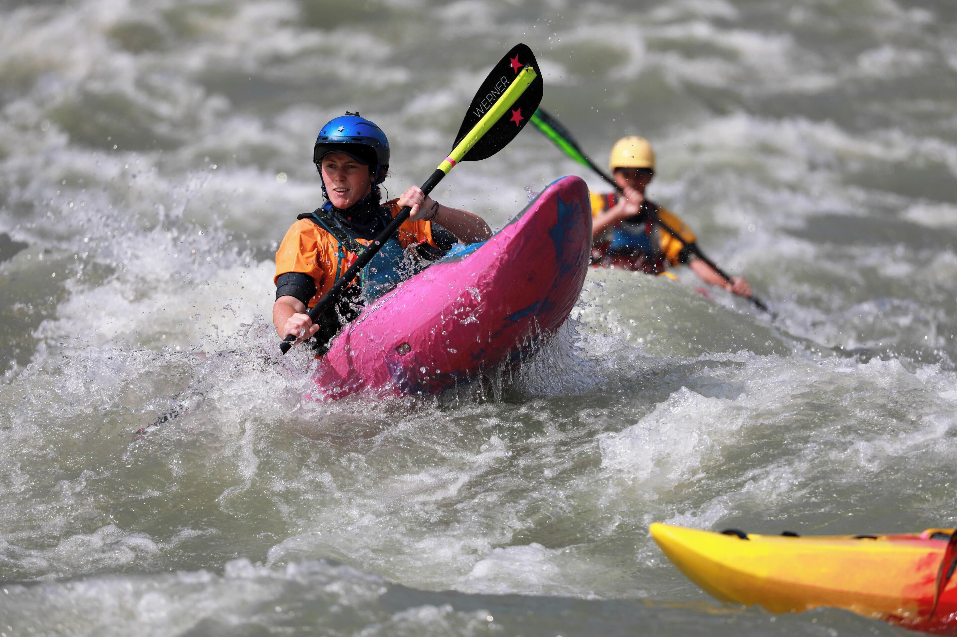 Una persona haciendo kayak en un río.