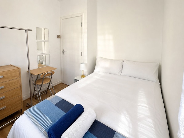Room - Compact Double Room near Tower Bridge & Metro (London)