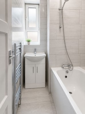 Bathroom - Compact Double Room near Tower Bridge & Metro (London)