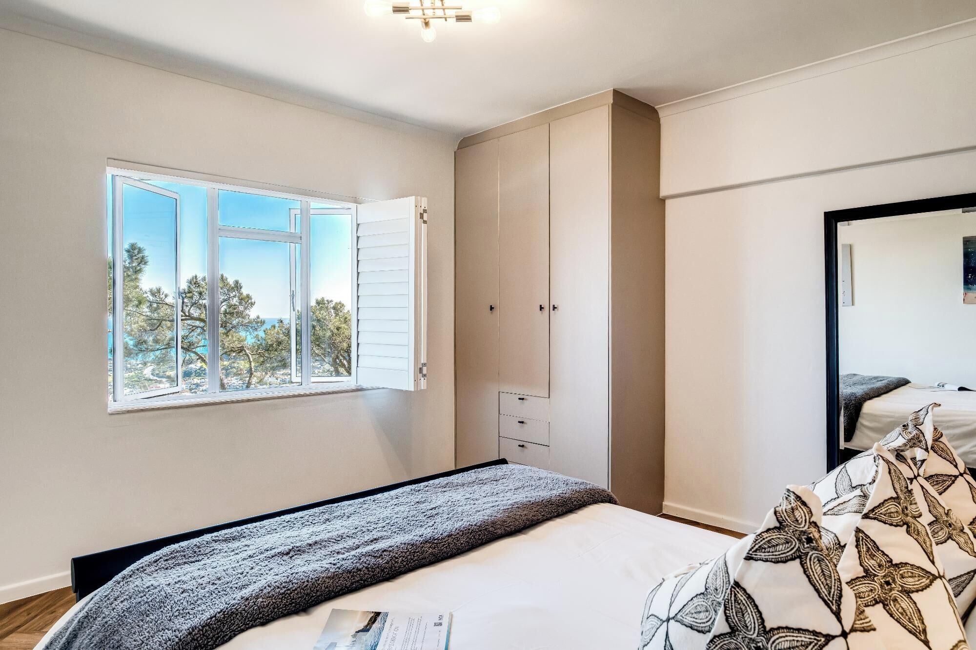 Desk, iron/ironing board, WiFi, bed sheets