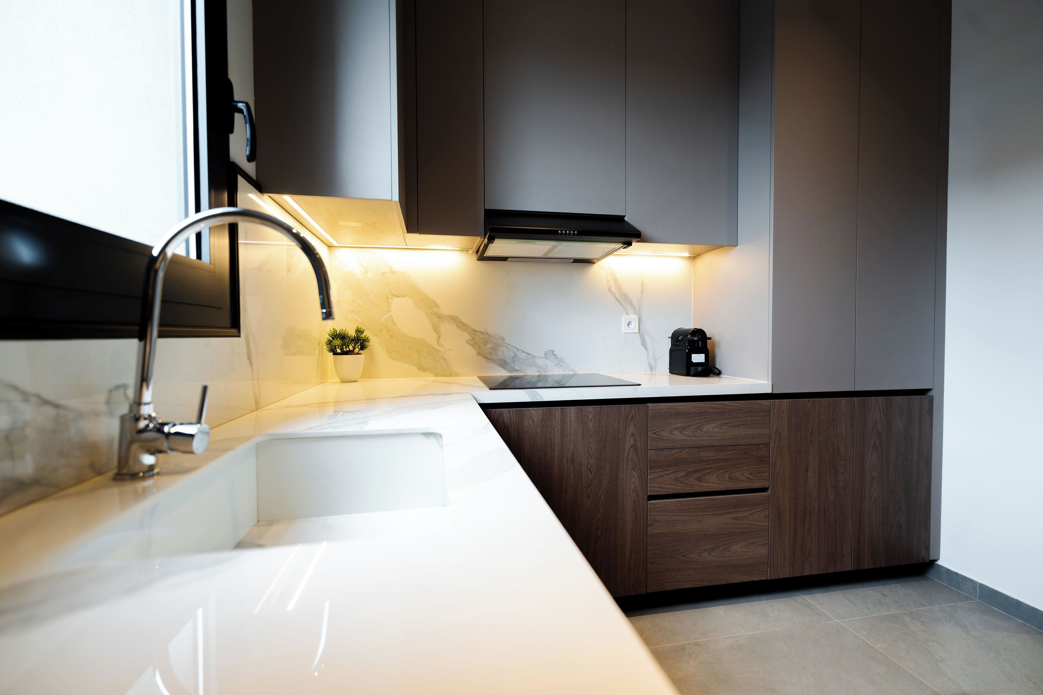 Refrigerador con freezer, microondas, horno, placa de cocina