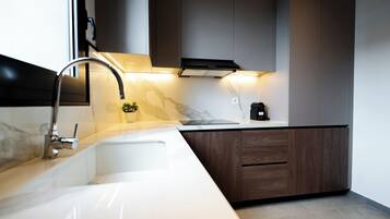 Refrigerador con freezer, microondas, horno, placa de cocina