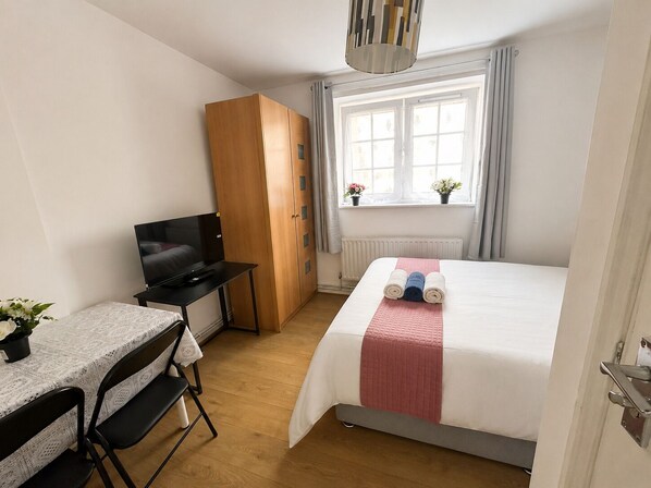 Room - Double Room · Tower Bridge · Aldgate East · Zone 1 (London)