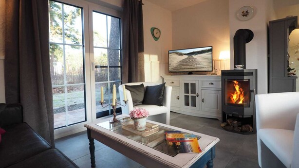Una sala acogedora con chimenea, televisor y un espacio de estar cómodo.
