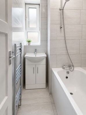 Bathroom - Bright Double Room near Tower Bridge & Tube (London)