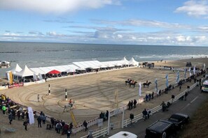 A beachside horse racing track with tents and spectators. - Holiday apartment with 2 bedrooms (Sellin)