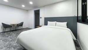 Standard Double Room | WiFi (free) - Juno Hotel (Mokpo)