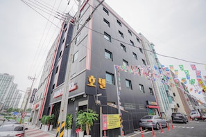 Un edificio de varios pisos con un letrero llamativo de hotel.